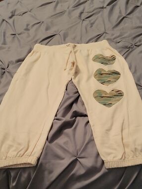 Cream Jogger Sweatpants with Camo Heart Accent
